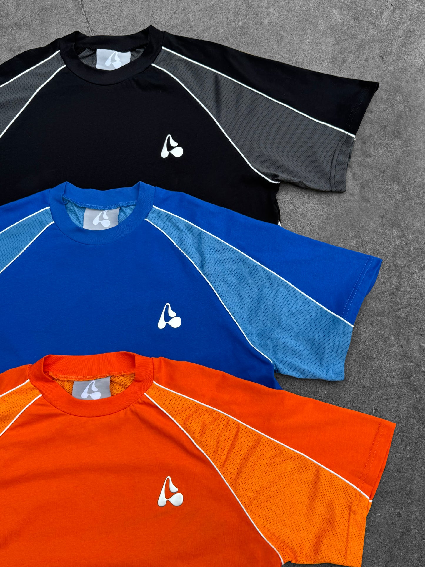 SPLIT BLACK TEE